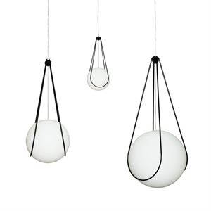 Design House Stockholm Luna Pendelleuchte mit Schwarzer Kosmos Halterung